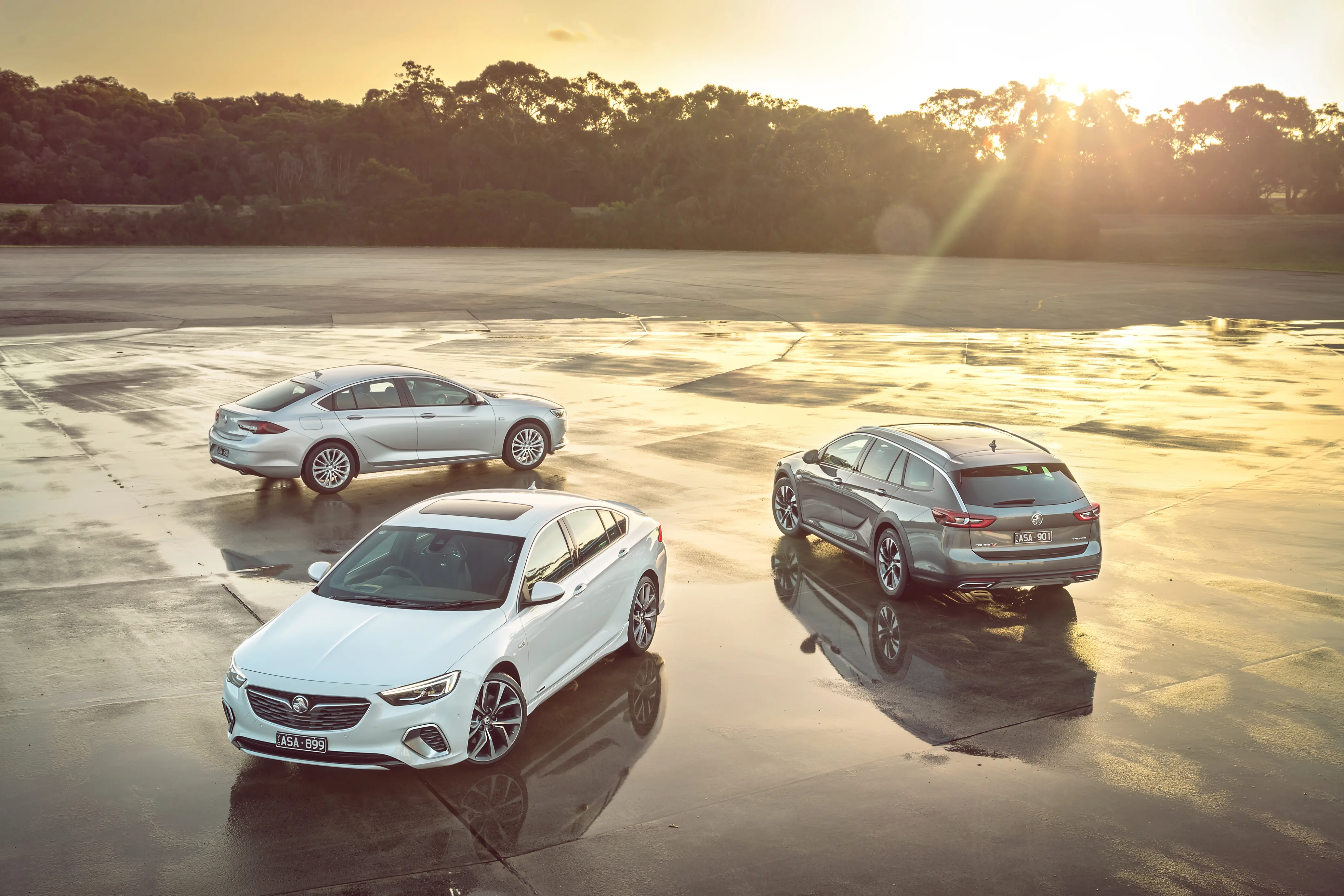 2018 Commodore VXR, Calais, and Calais-V Tourer models featured.