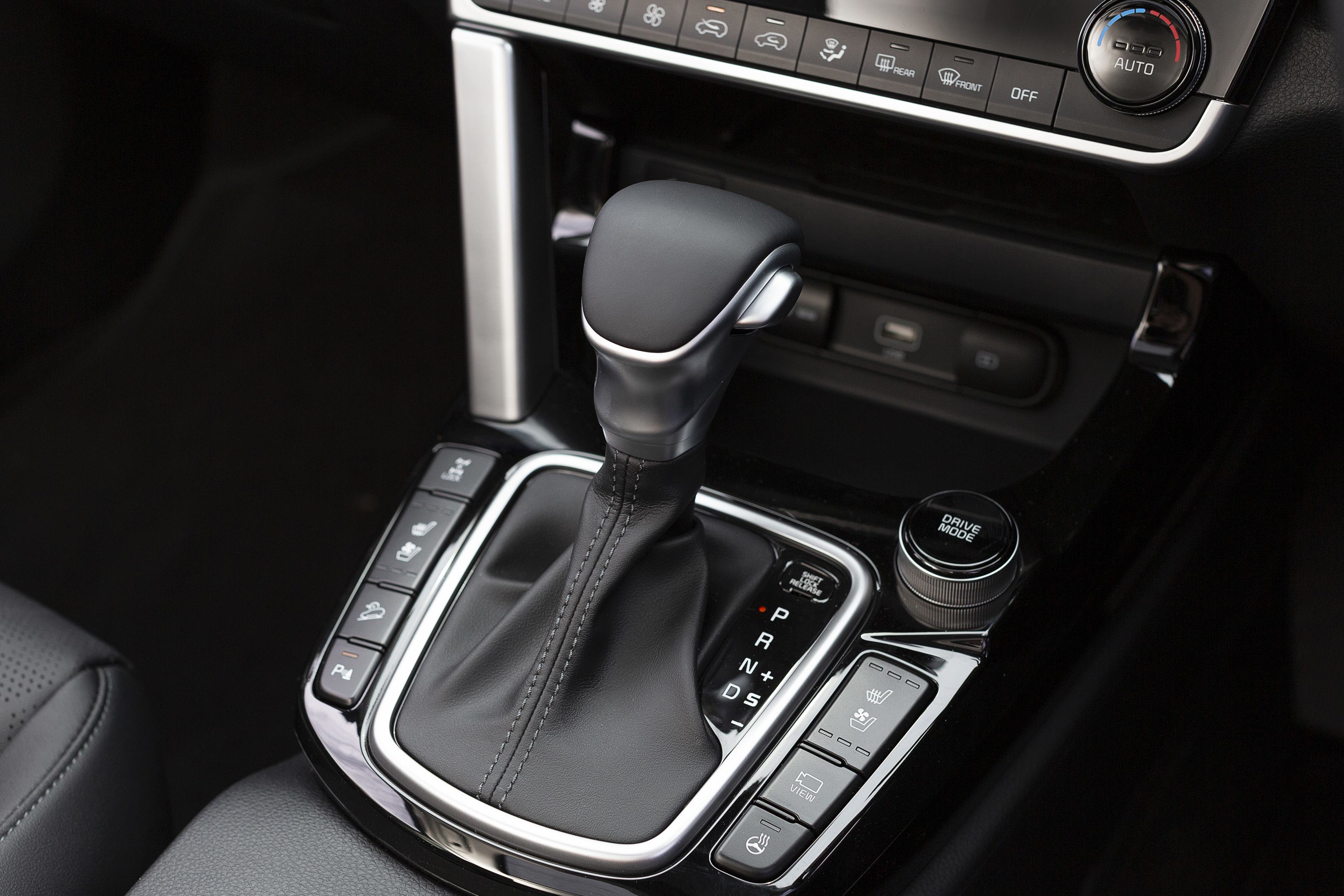 Kia -Seltos- GT-Line- AWD -1.6T-console