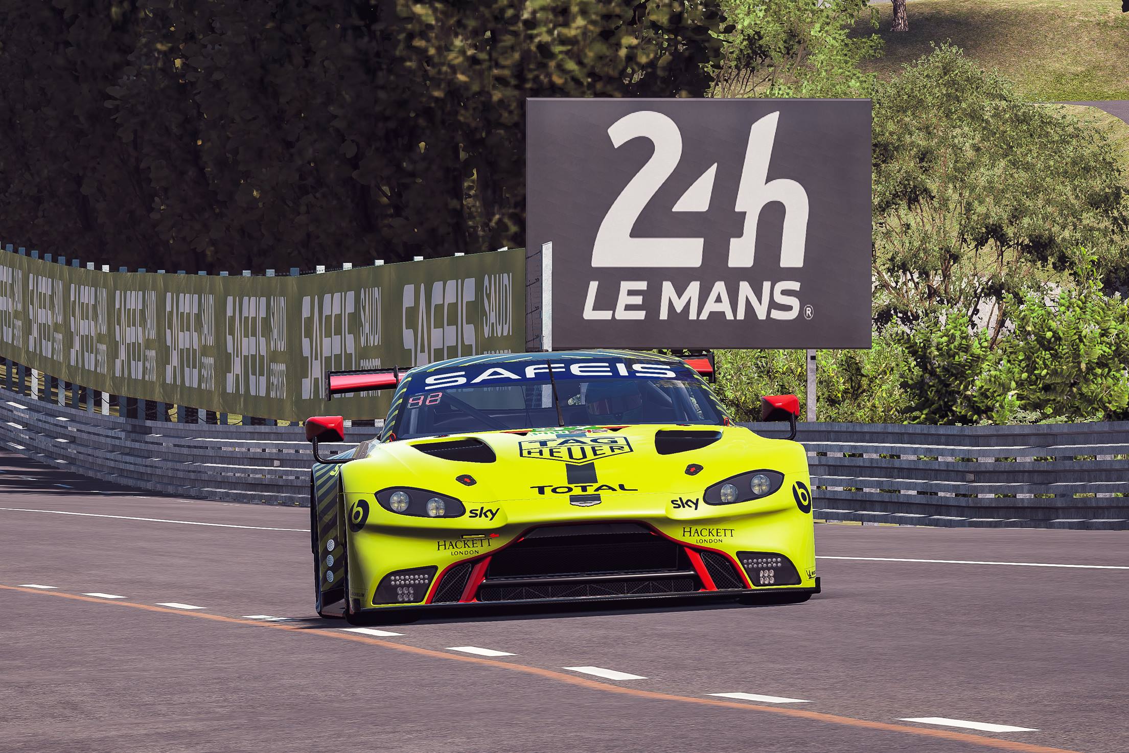Aston- Martin- Vantage -GTE -stars -in- inaugural -official- online- 24 -Hours- race (3)