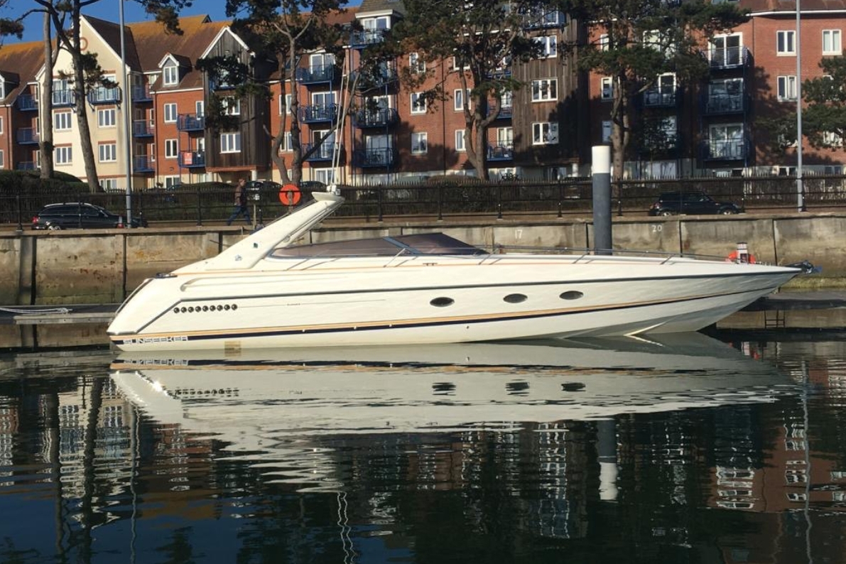 1995-Sunseeker-Tomahawk-4113M-formerly-owned-by-Sir-Roger-Moore-KBE