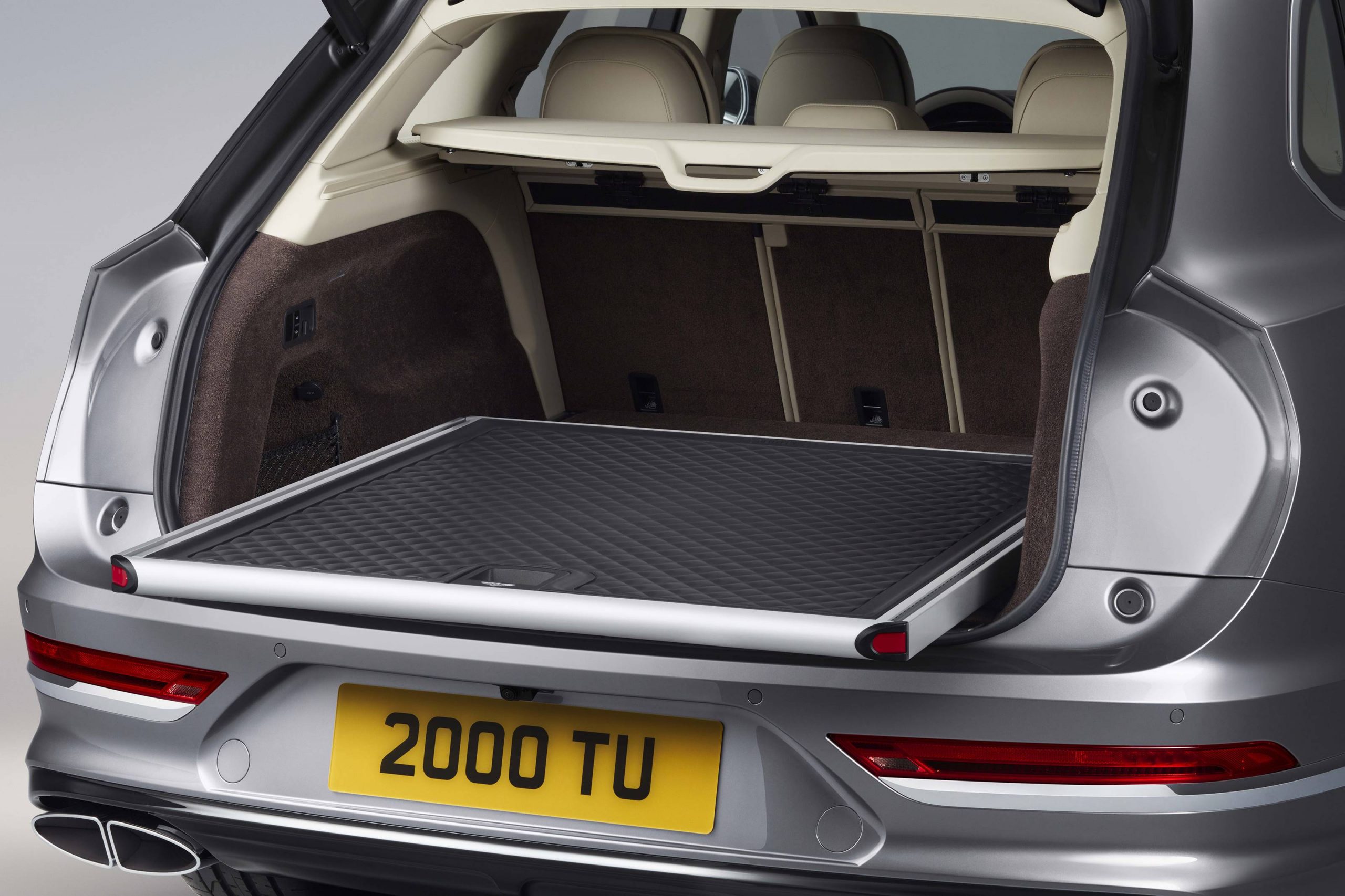 Bentayga-Accessories-10-Load-Assist-Tray