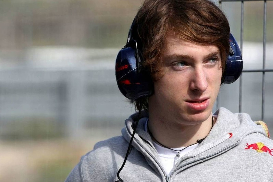 2010-191443-mirko-bortolotti-ita-tests-for-scuderia-toro-rosso-formula-1-testing-03-12-21