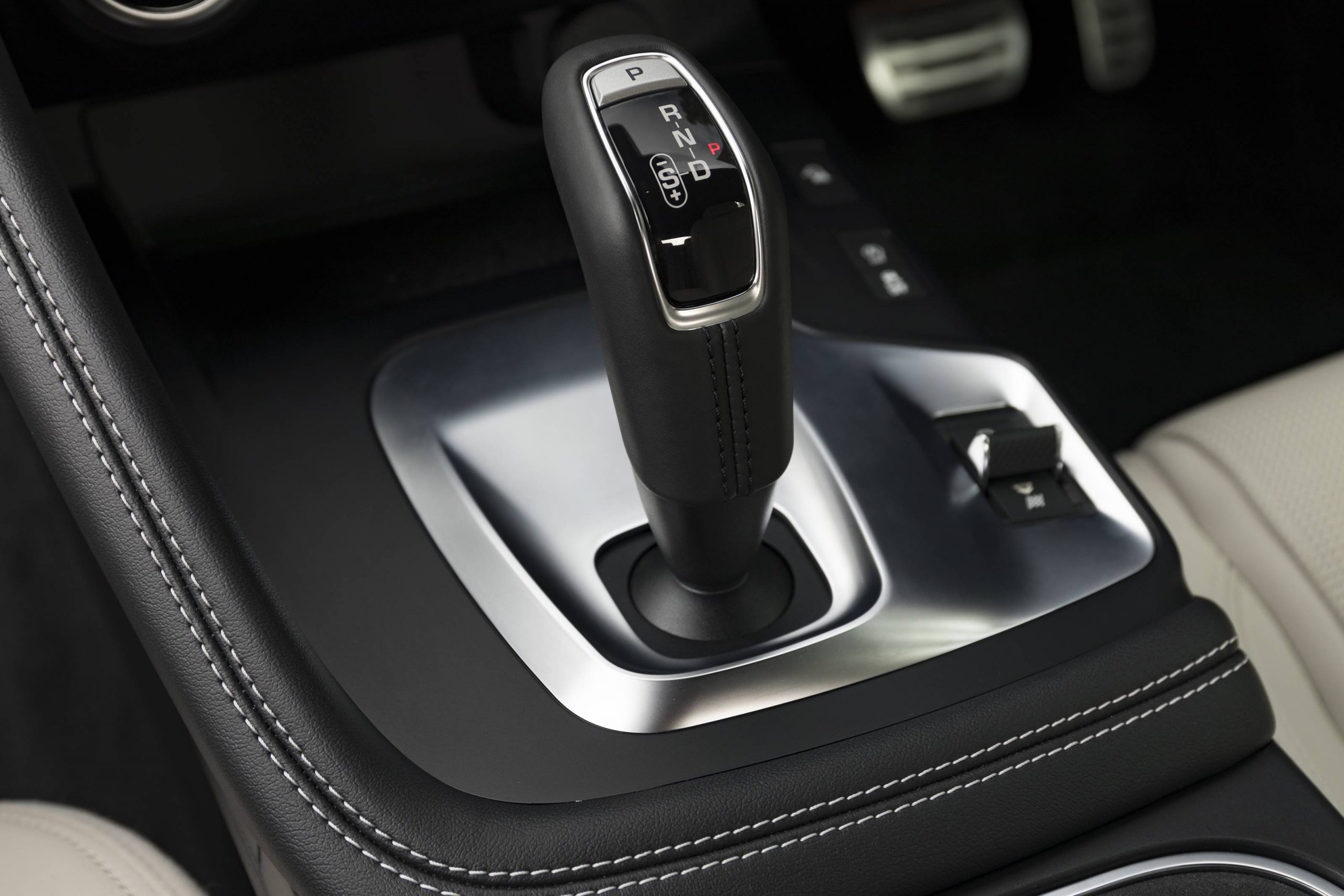 Jaguar E-PACE R-Dynamic SE D240 – Firenze Red