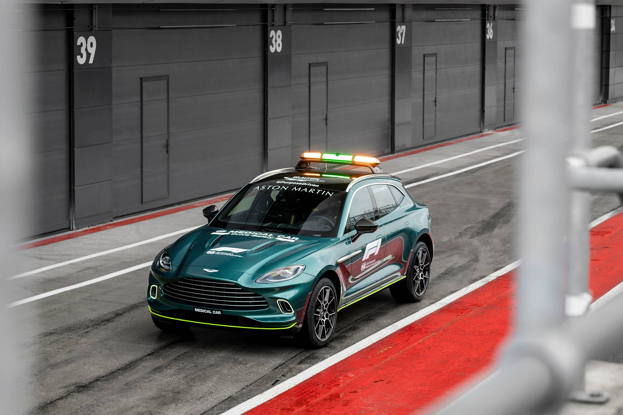 Aston-Martin-DBX_Official-Medical-Car-of-Formula-One (1)