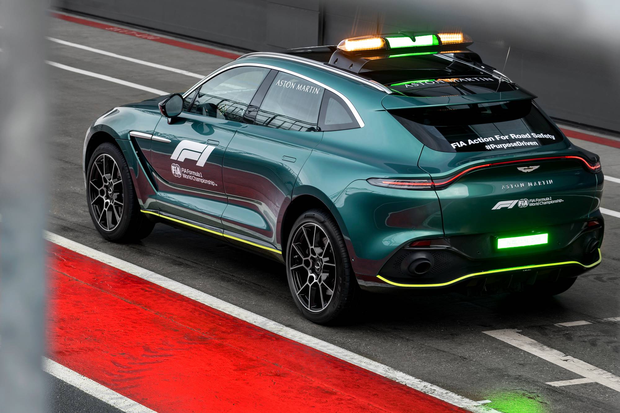 Aston-Martin-DBX_Official-Medical-Car-of-Formula-One (2)