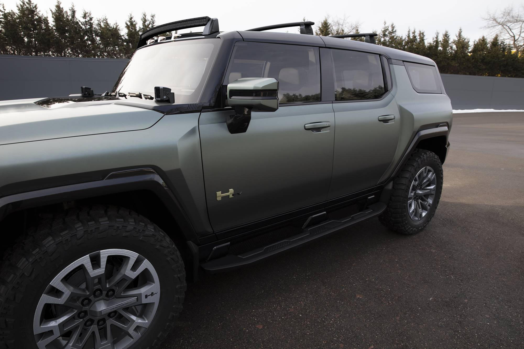 The GMC HUMMER EV SUV gives customers choices for performance, utility and customization offering nearly 200 available accessories available at launch.