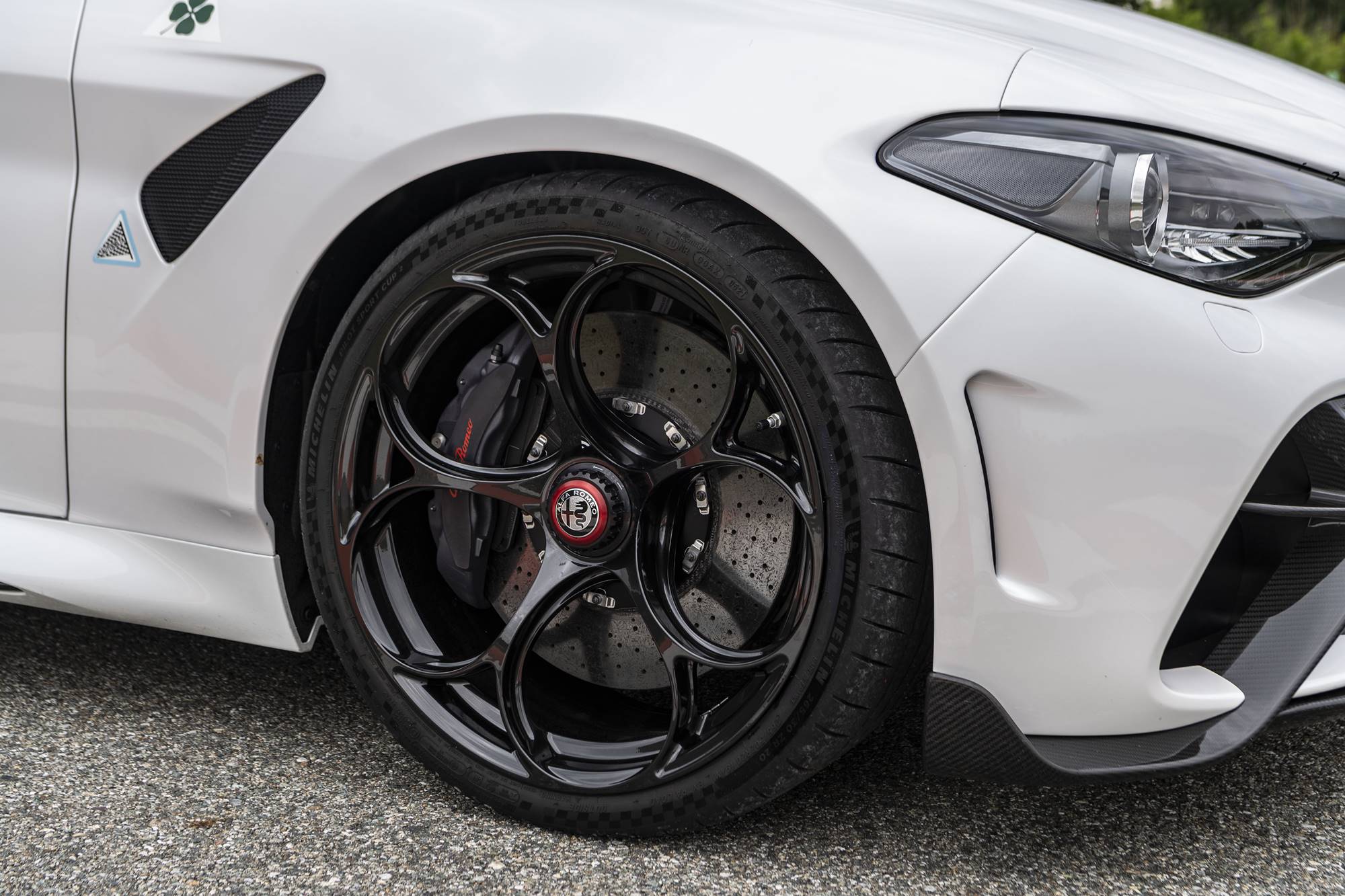 Alfa-romeo-Giulia-GTA-trofeo-white-and-gtam-in0green (1)