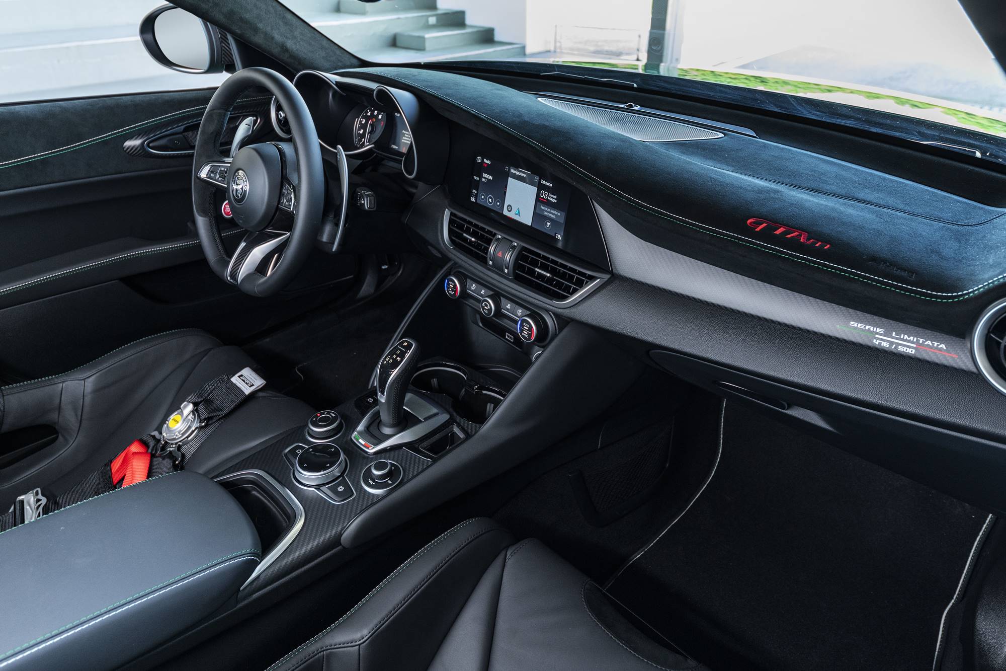 Alfa-romeo-Giulia-GTA-trofeo-white-and-gtam-in0green (2)