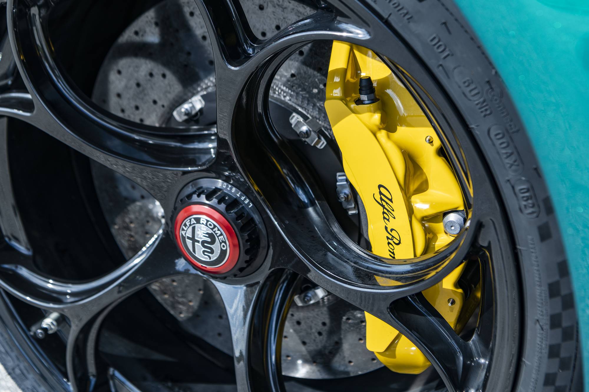 Alfa-romeo-Giulia-GTA-trofeo-white-and-gtam-in0green (7)