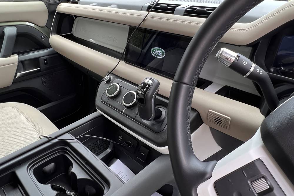 pangea-green-2022-land-rover-defender-90-p300 (10)