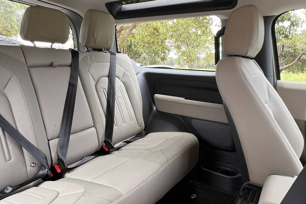 pangea-green-2022-land-rover-defender-90-p300 (12)