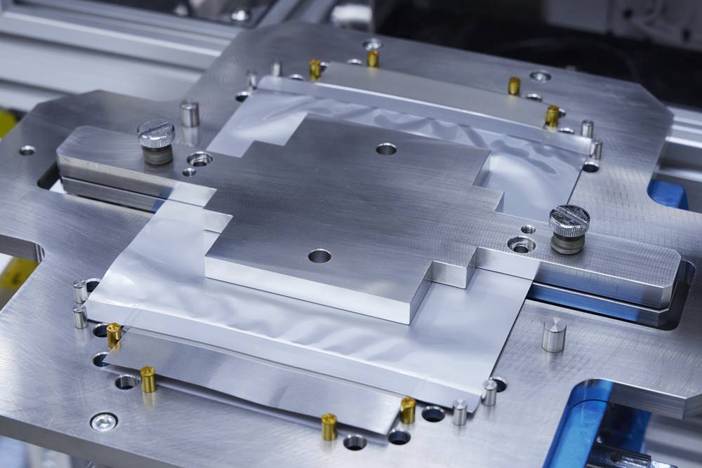 nissan-creating-all-solid-state-ev-battery (5)