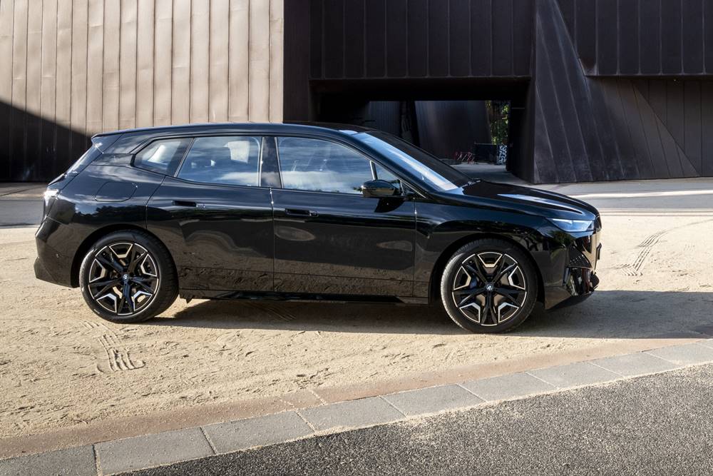 2022-bmw-ix-xdrive-40-gaycarboys (2)