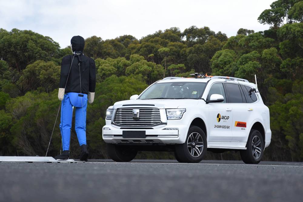 New three-row SUVs achieve five-star results. 814611