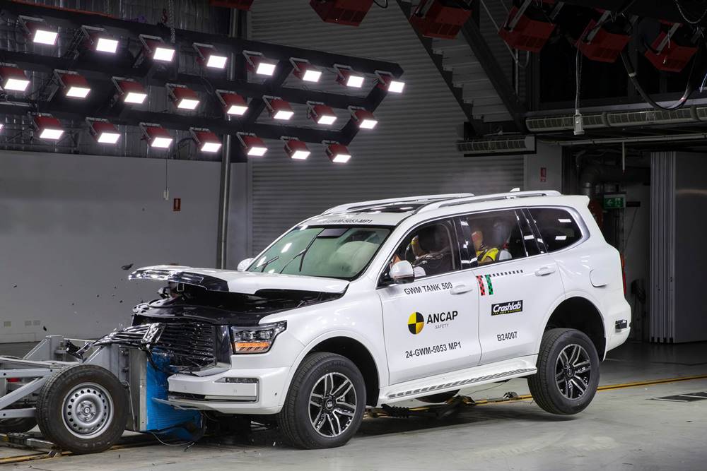 New three-row SUVs achieve five-star results. 814618