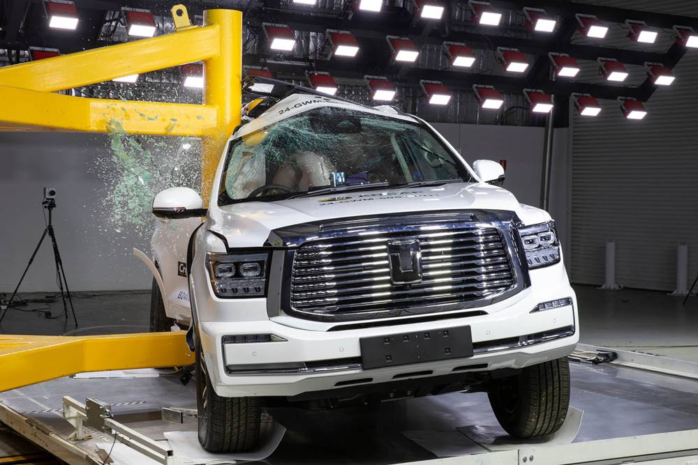 New three-row SUVs achieve five-star results. 814632