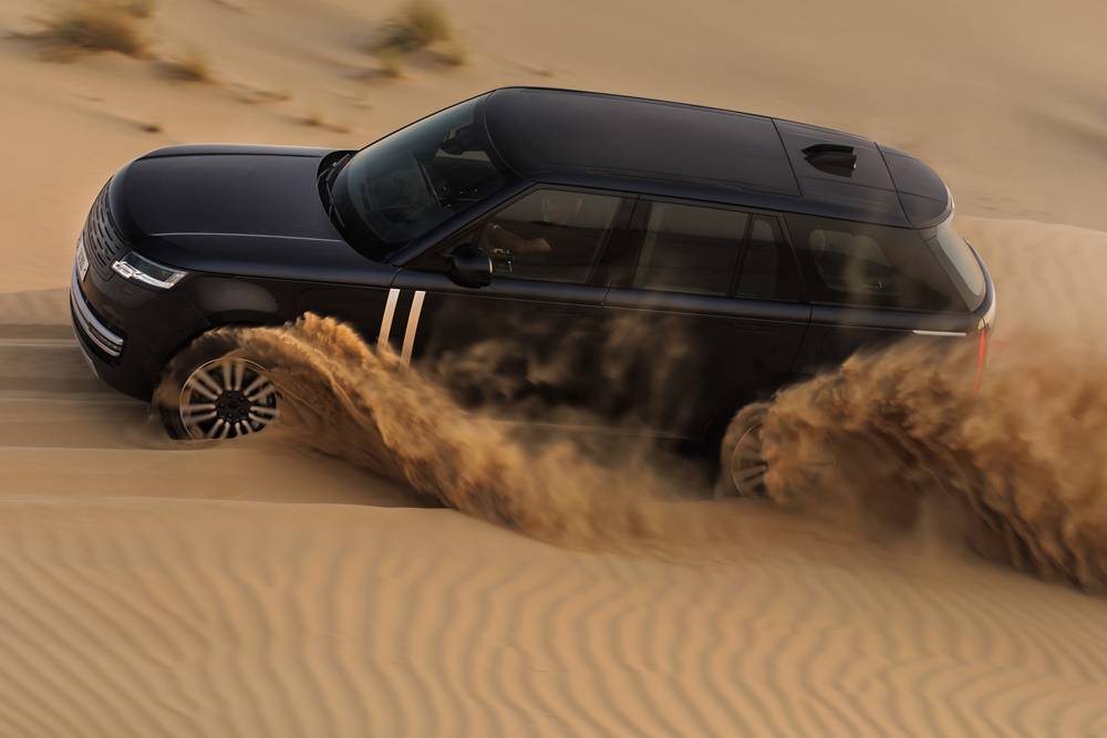 Range-Rover-electric_BEV_testing-in-desert (1)
