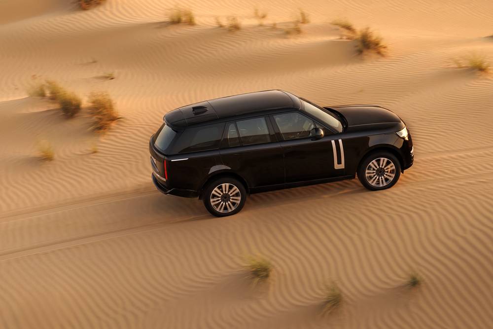 Range-Rover-electric_BEV_testing-in-desert (4)