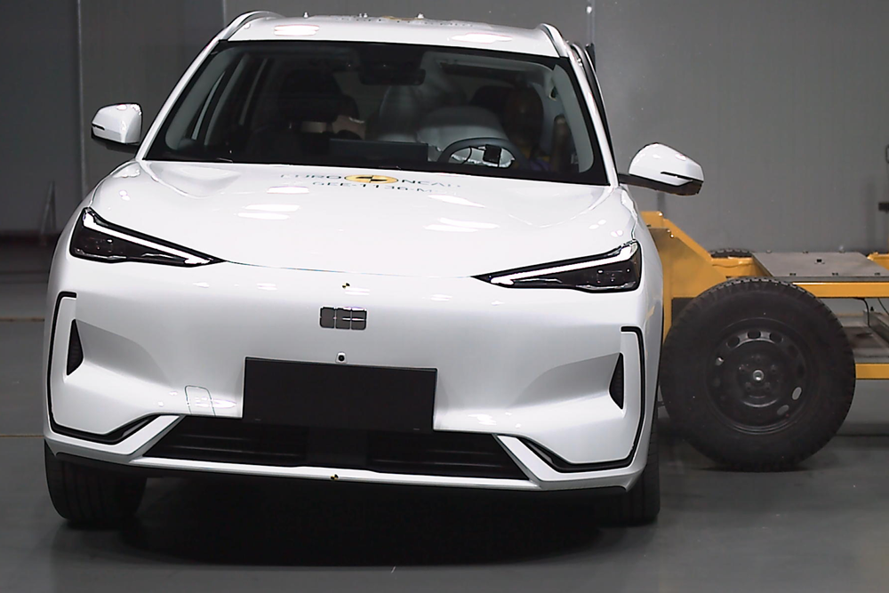 PHOTO – Geely EX5 (side impact A)