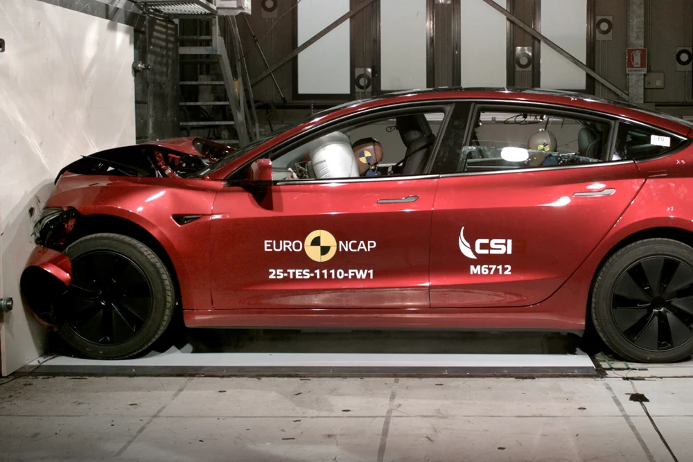 PHOTO – Tesla Model 3 (full width A)