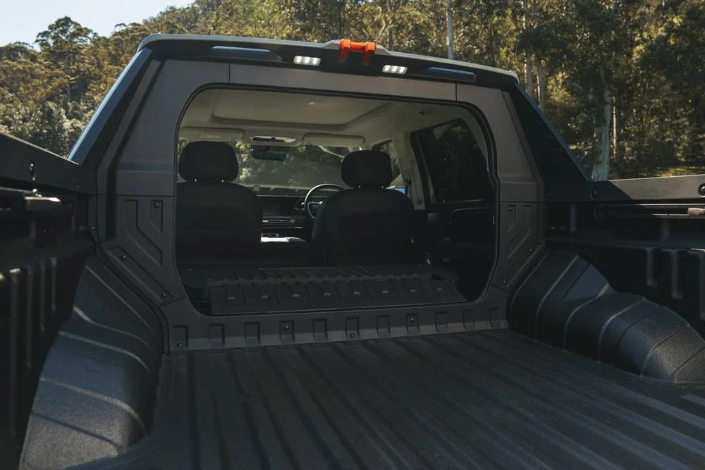 2025 MGU9 mid tailgate open (1)