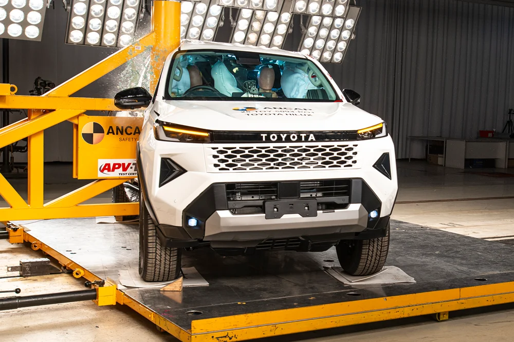 PHOTO – Toyota Hilux (oblique pole)