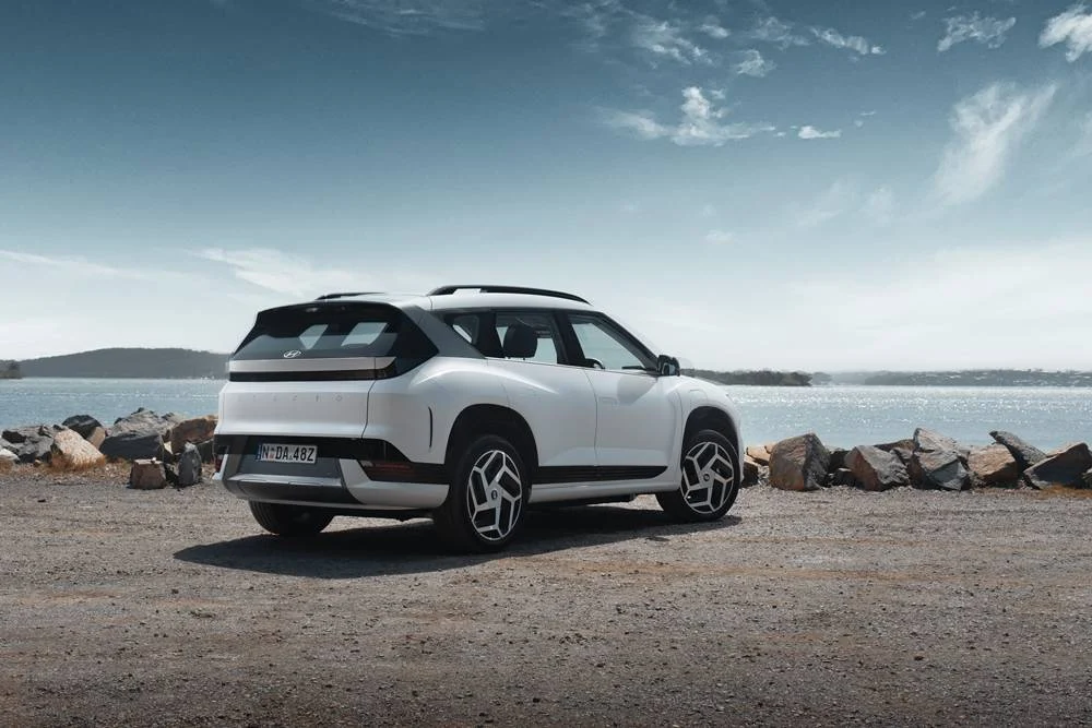 Hyundai ELEXIO – 02 Hyundai-ELEXIO rear