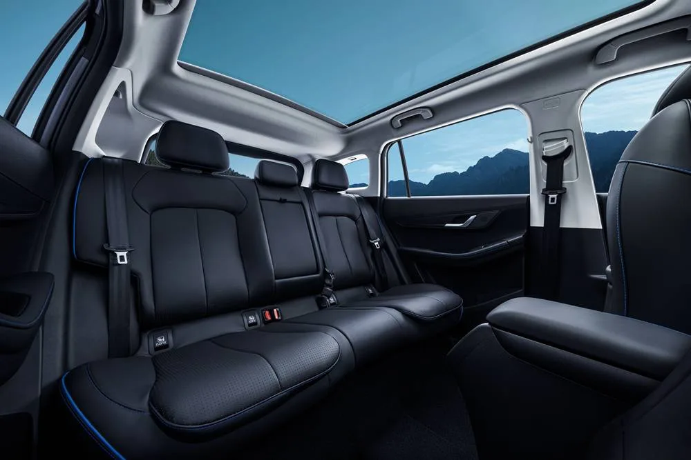 Jaecoo J5 EV  back seats and glass roof