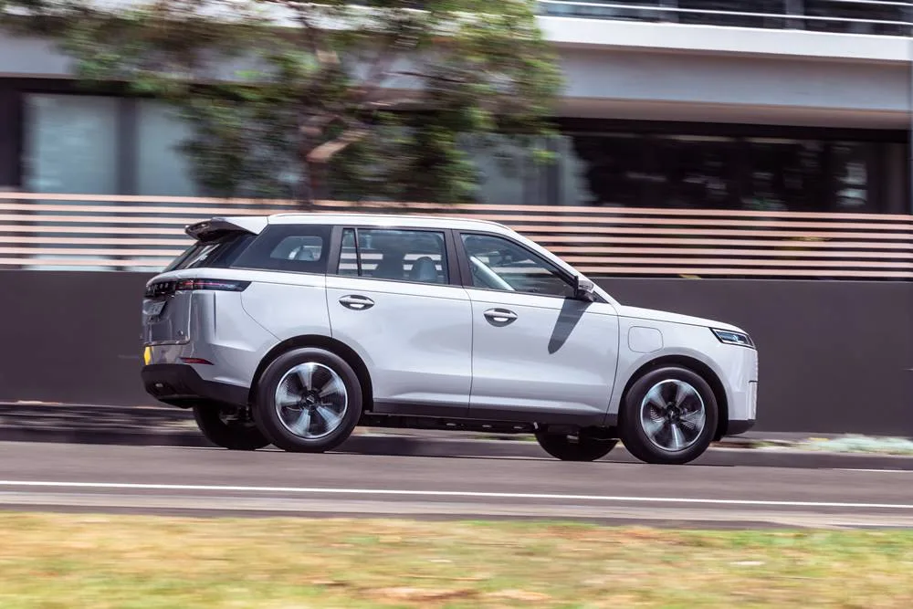 Jaecoo J5 EV side driving