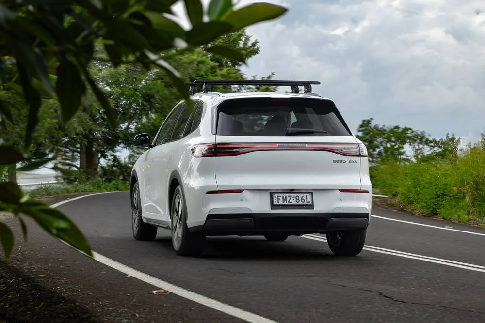 2025-Geely-EX5-Inspire-rear driving