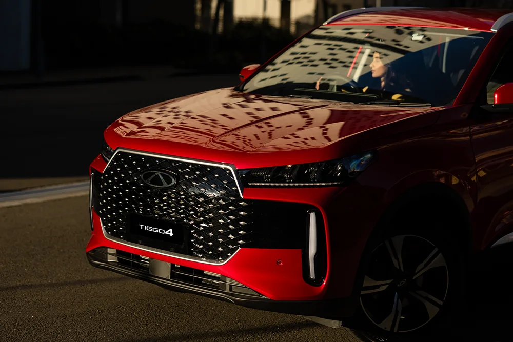 Chery-T4-red front grille and lights