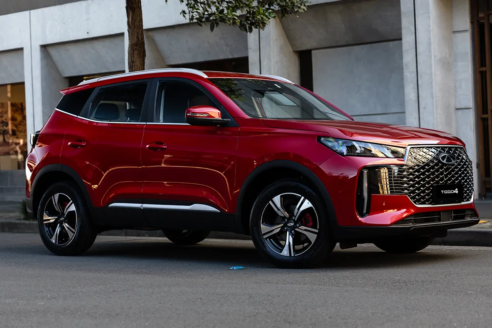 Chery-T4-red front grille and lights 3/4 view