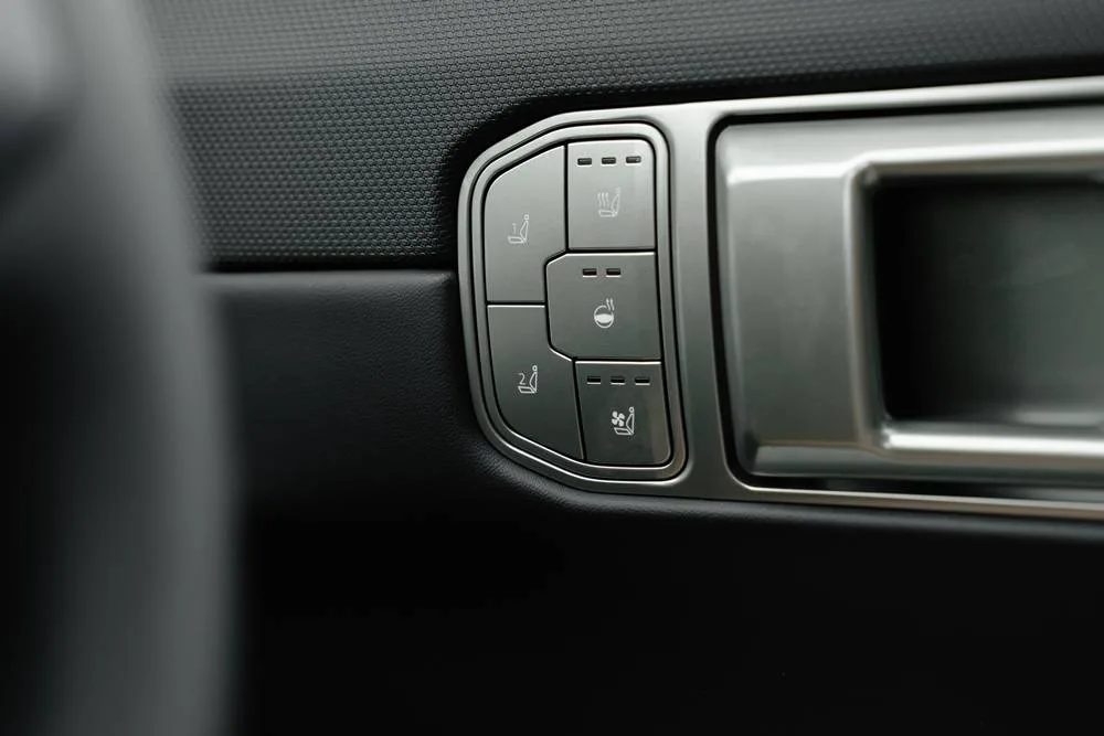 KIA-EV4_GT-line-BLUE_front door switches