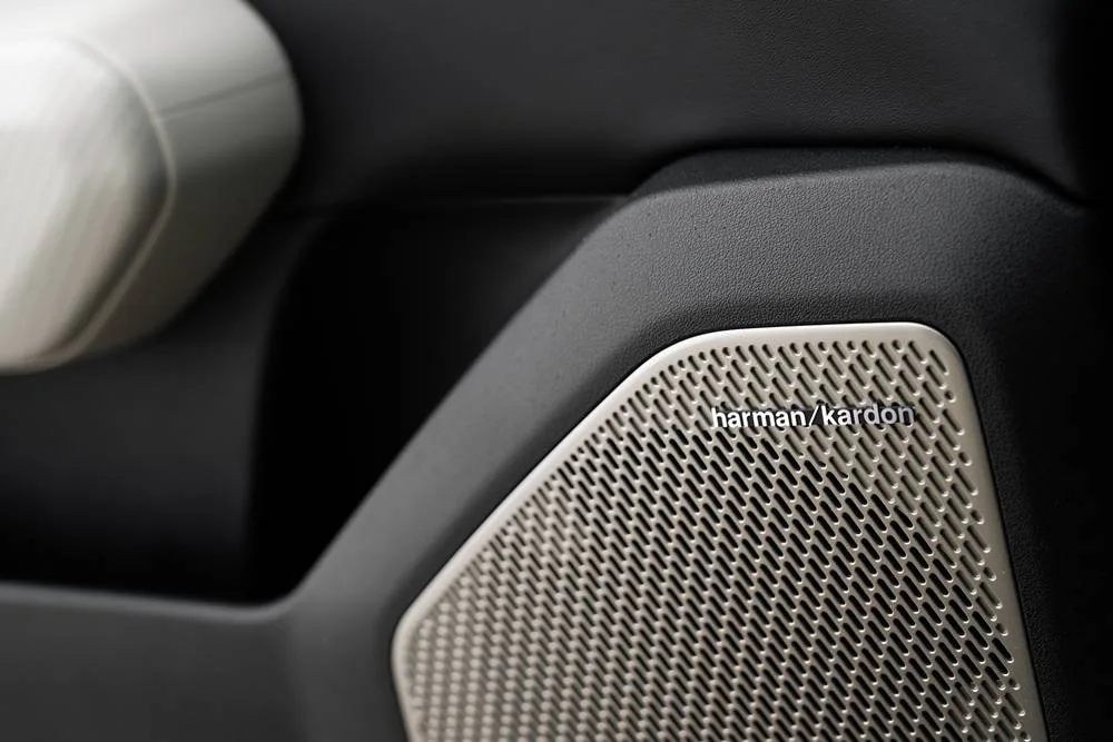 KIA-EV4_GT-line-BLUE_front speakers