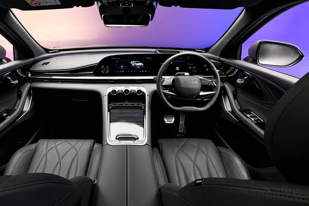 Omoda-9-SHS-phev front seats and dash