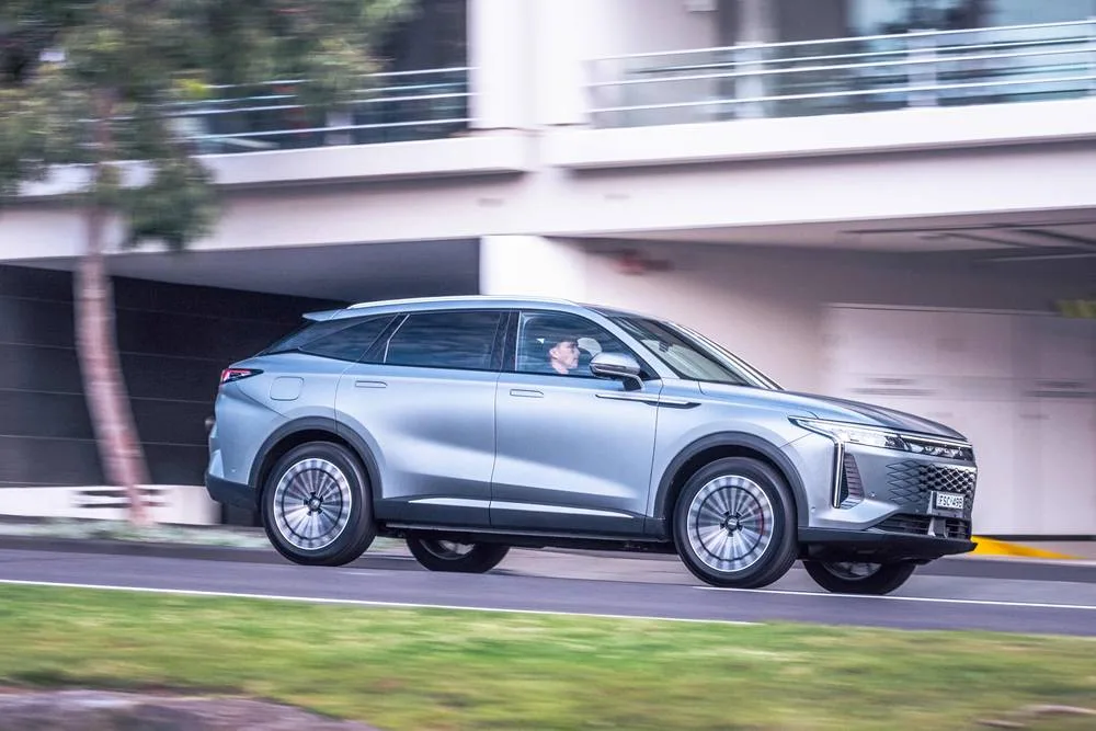 Omoda-9-SHS-phev side driving