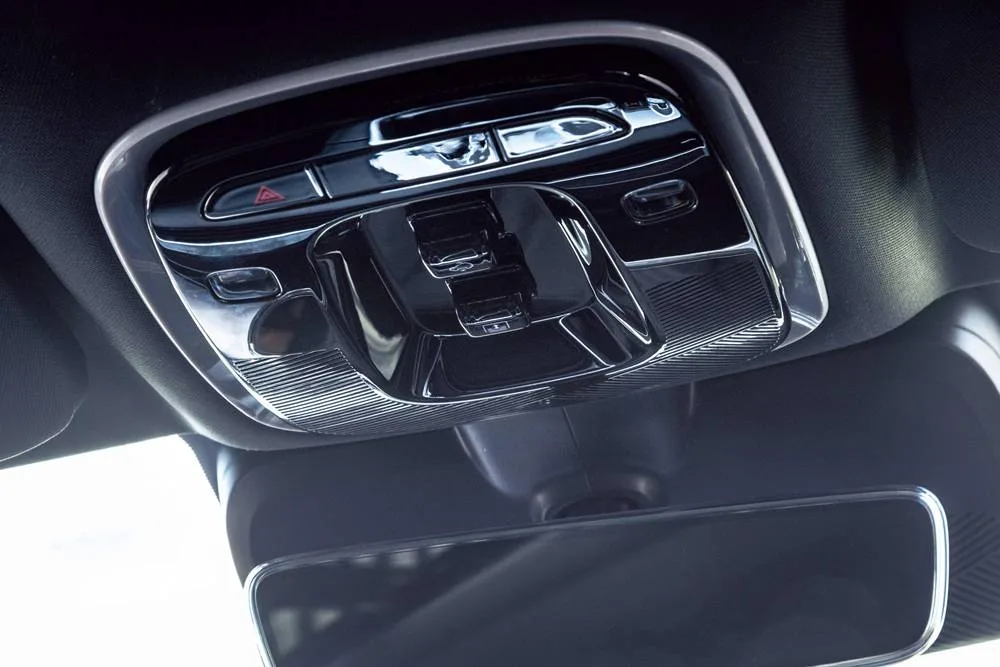 Omoda-9-SHS-phev front overhead console