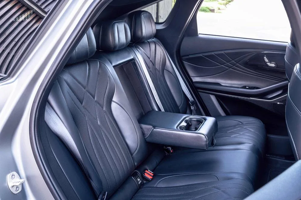 Omoda-9-SHS-phev rear seats armrest down