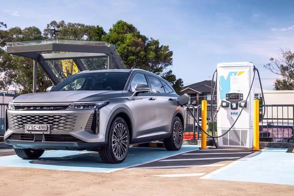 Omoda 9 SHS PHEV charging at a public fast charger