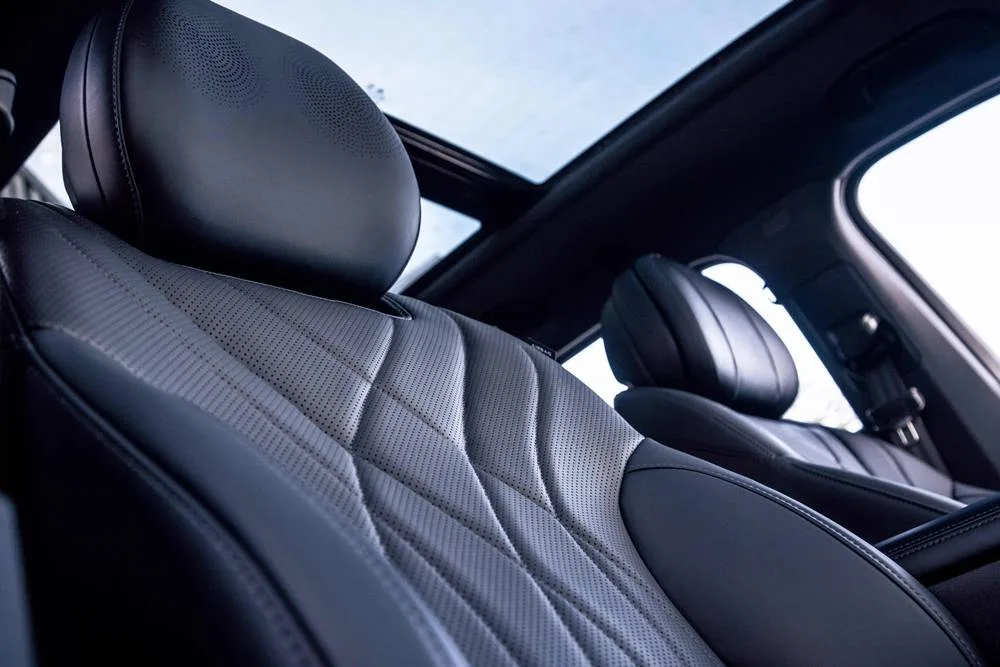 Omoda-9-SHS-phev front seats and sunroof