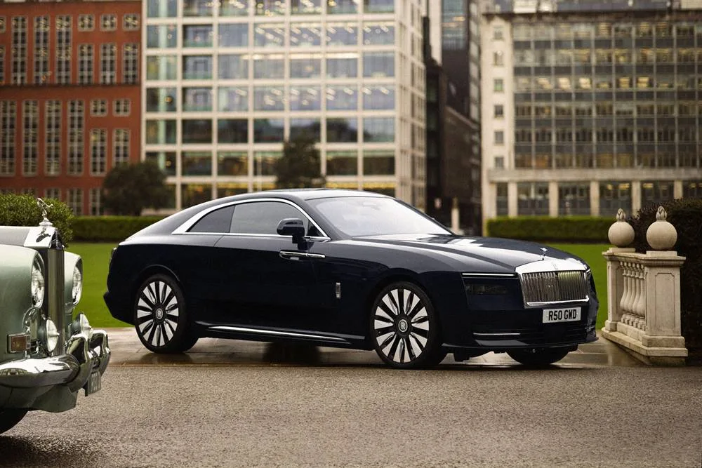 ROLLS-ROYCE-SPECTRE-BESIDE-A-1965-ROLLS-ROYCE-SILVER-CLOUD-COUPE side view