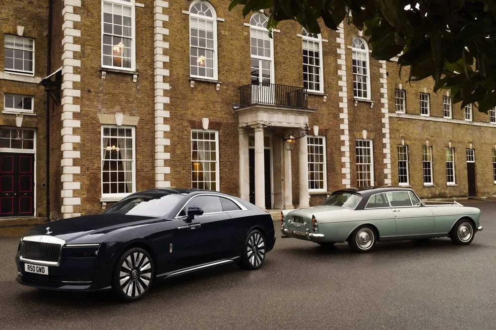 ROLLS-ROYCE-SPECTRE-BESIDE-A-1965-ROLLS-ROYCE-SILVER-CLOUD-COUPE side view back to back