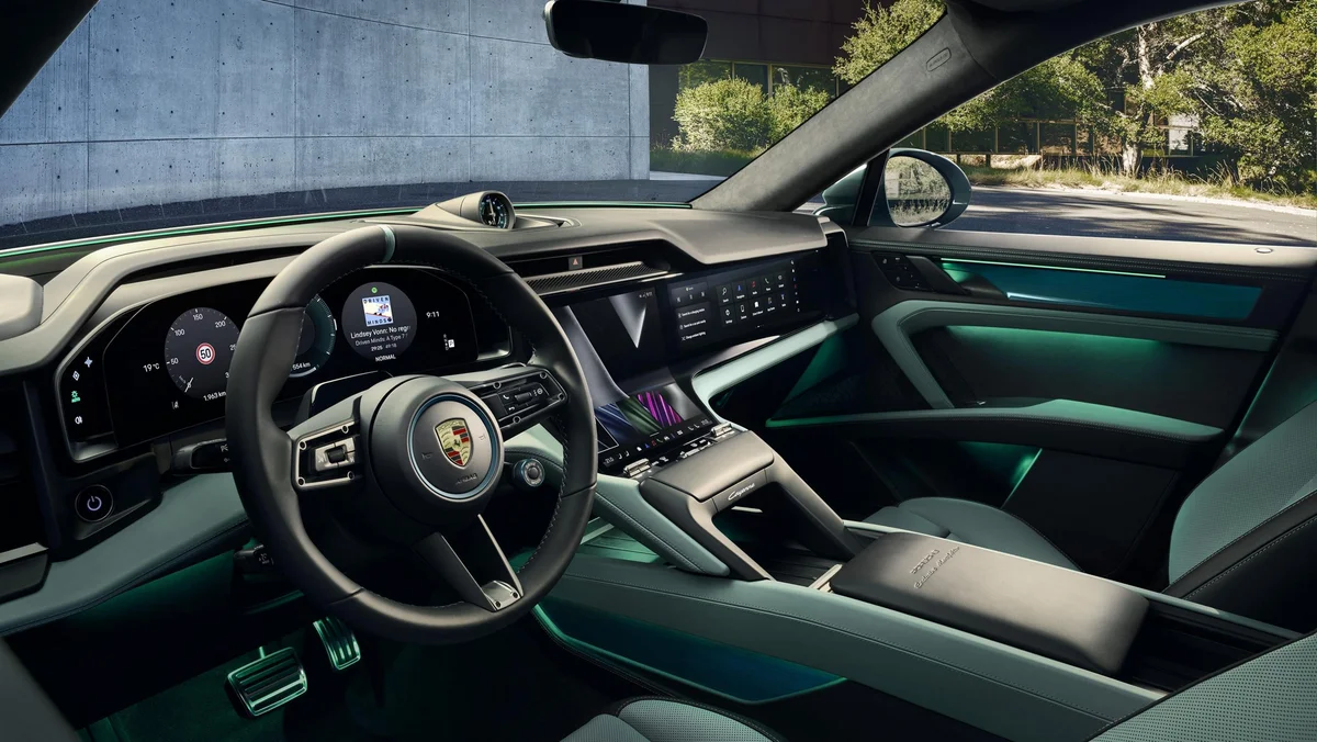 Porsche Cayenne S Electric cockpit with ambient lighting