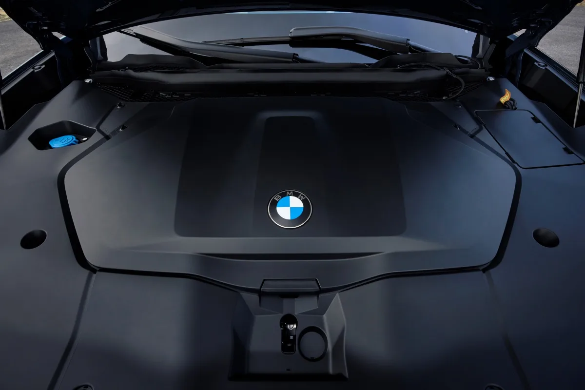 BMW-Neue-Klasse-the-fully-electric-iX3-frunk-closed