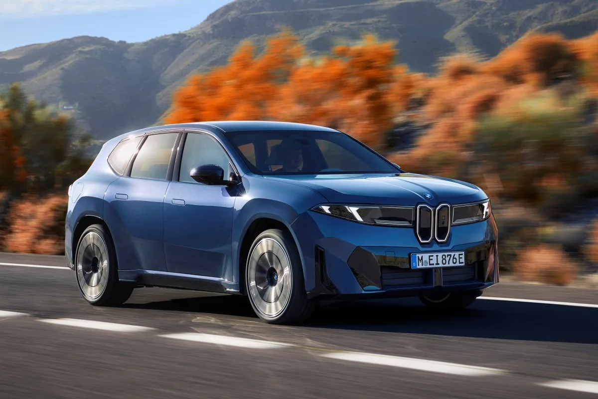 BMW-Neue-Klasse-the-fully-electric-iX3-front 3/4-driving