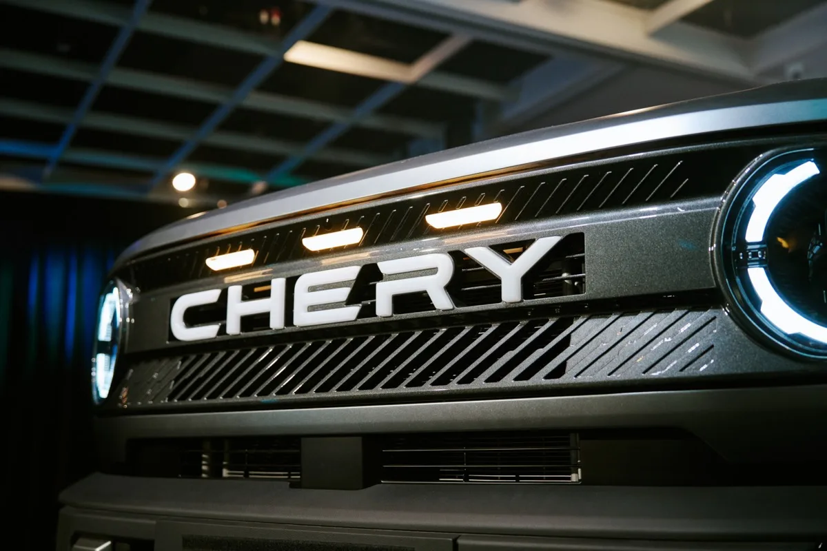 Chery plug-in hybrid diesel ute illuminated CHERY lettering on diagonal slat grille