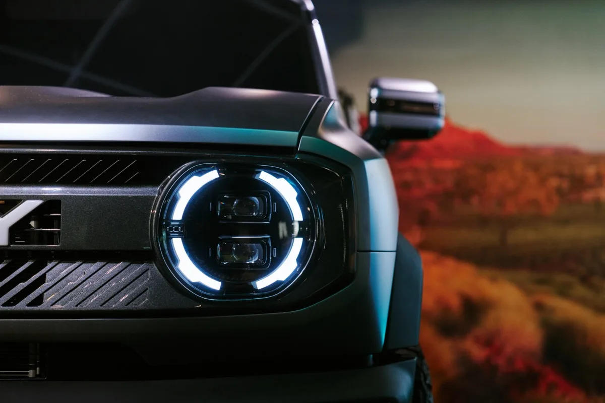 Chery plug-in hybrid diesel ute circular LED headlight with halo ring and projector elements