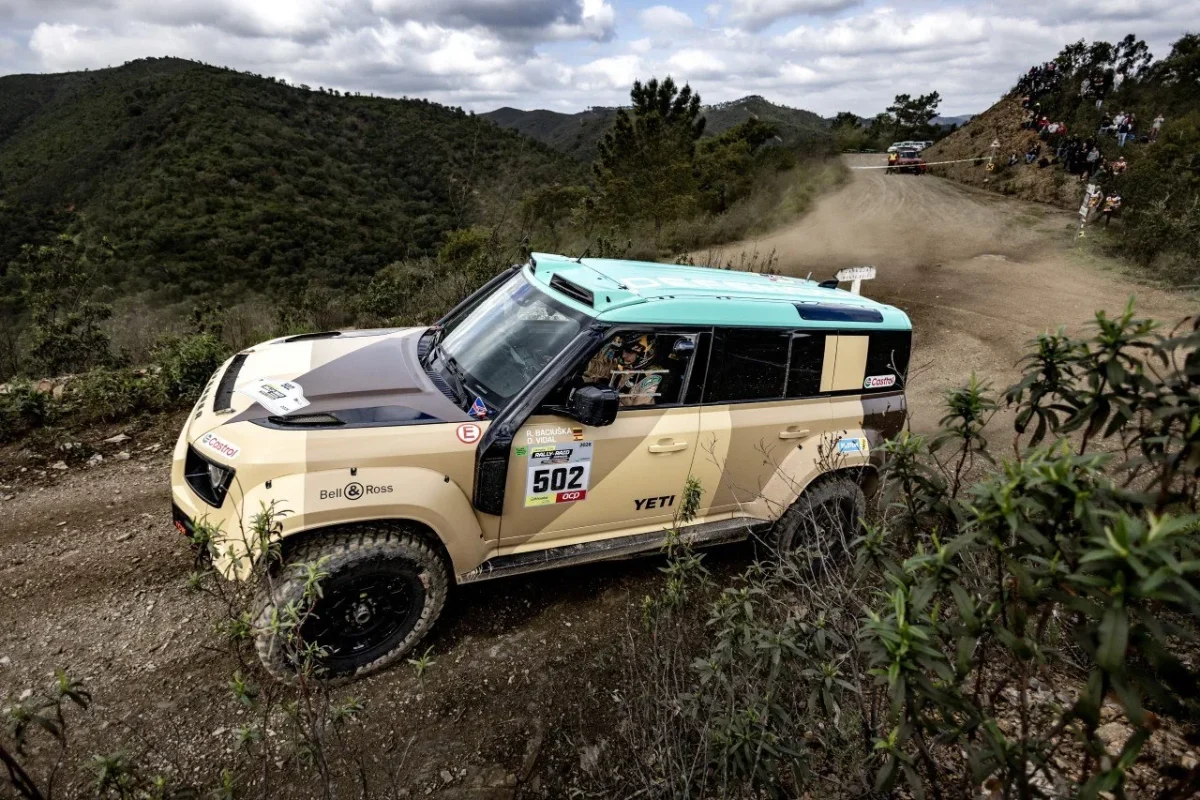 Rokas Baciuška and Oriol Vidal in Defender Dakar D7X-R on Portuguese terrain