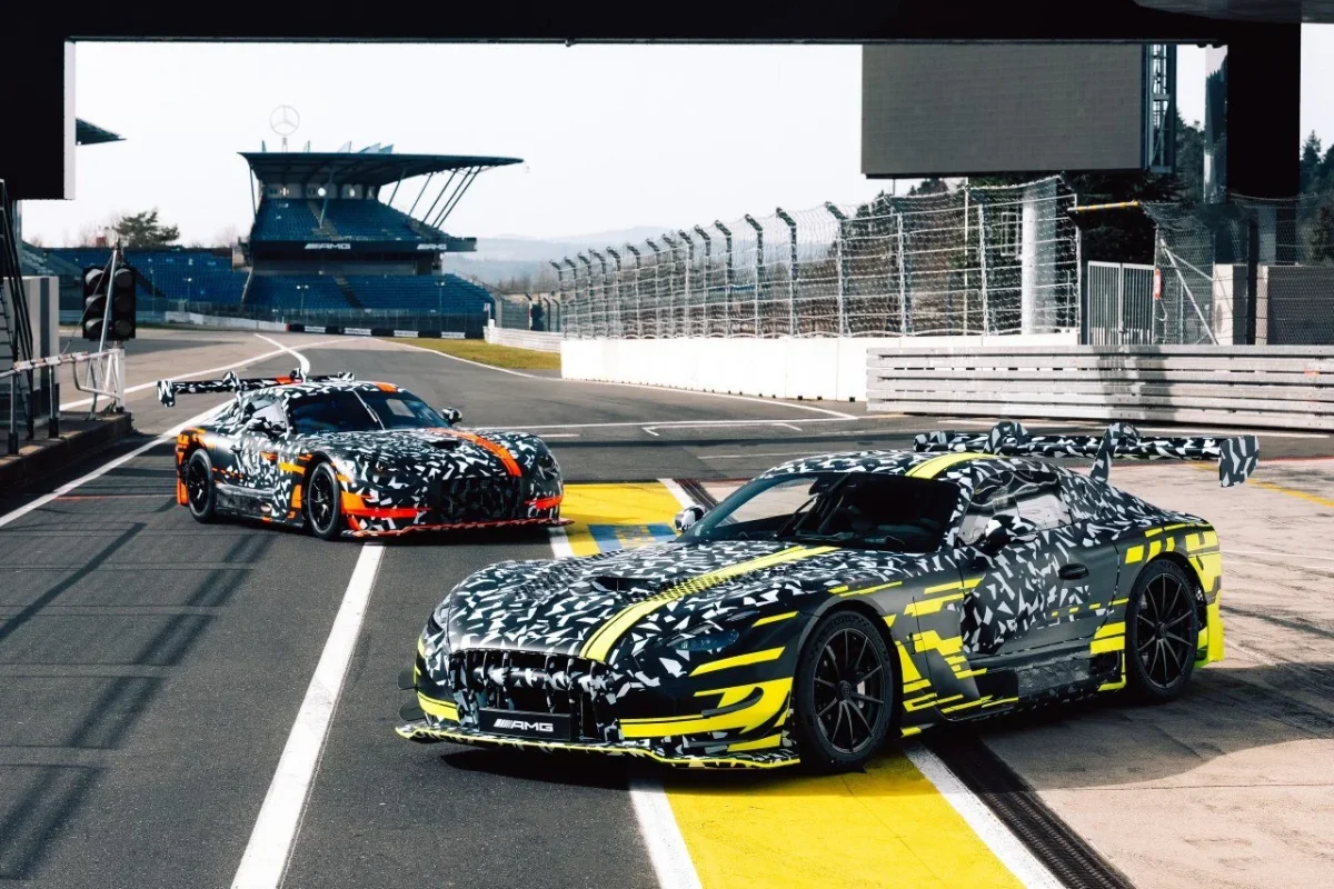 Mercedes-AMG GT3 in red and GT Black Series in yellow-green in the pit lane