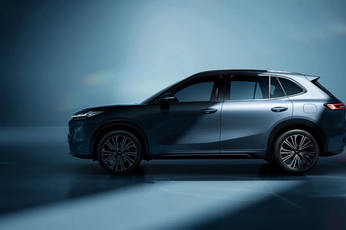 2026 Geely Starray EM-i Inspire PHEV rear three-quarter angle in Cloudveil Silver